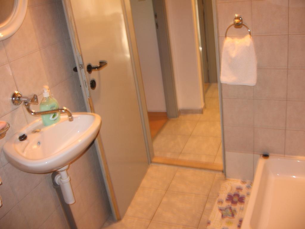 Apartments Darinka Skradin Room photo