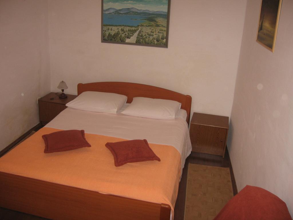 Apartments Darinka Skradin Room photo
